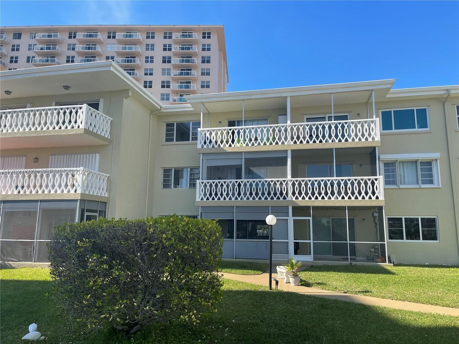 450 Golden Isles Dr 1H photo 1