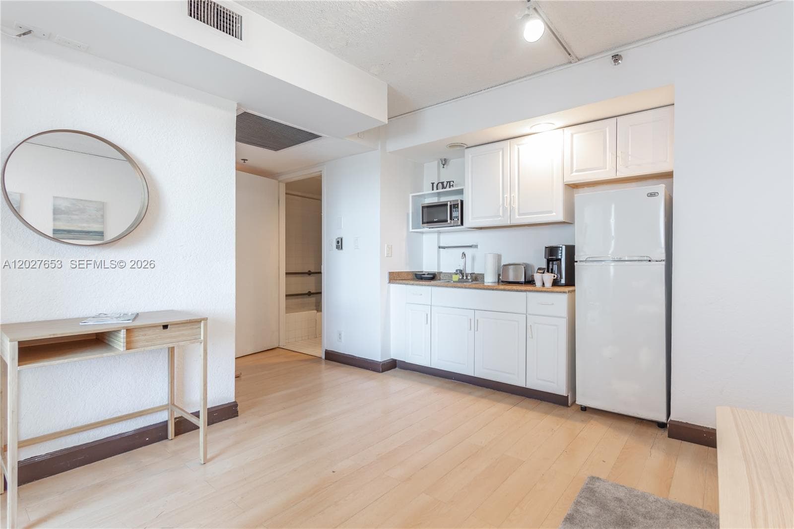 5445 Collins Ave 1105 photo 18