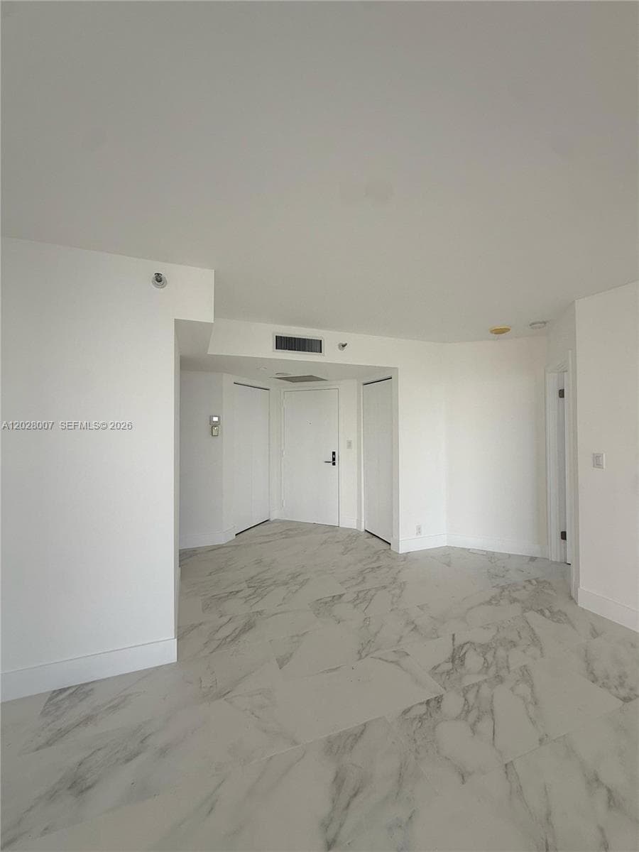 19101 NE 36th Ct 1005 photo 12