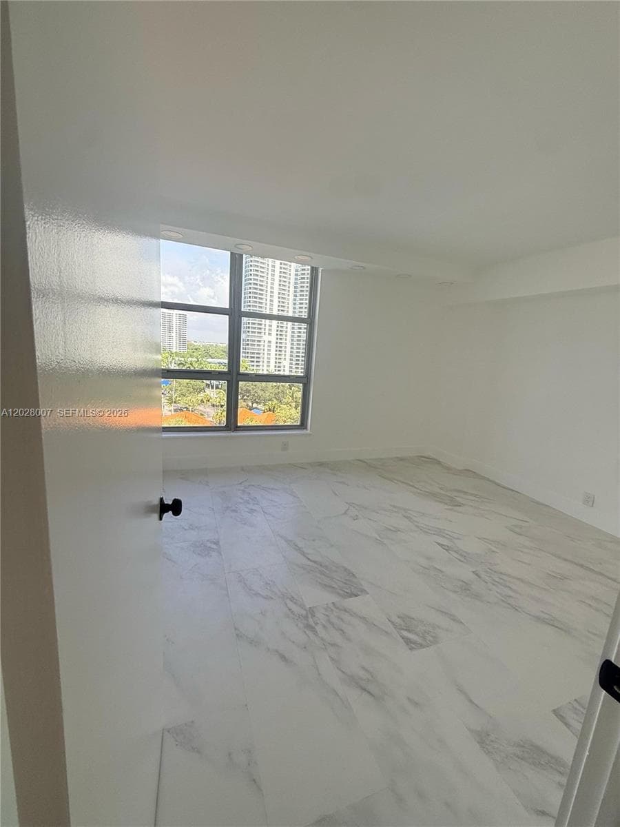19101 NE 36th Ct 1005 photo 24