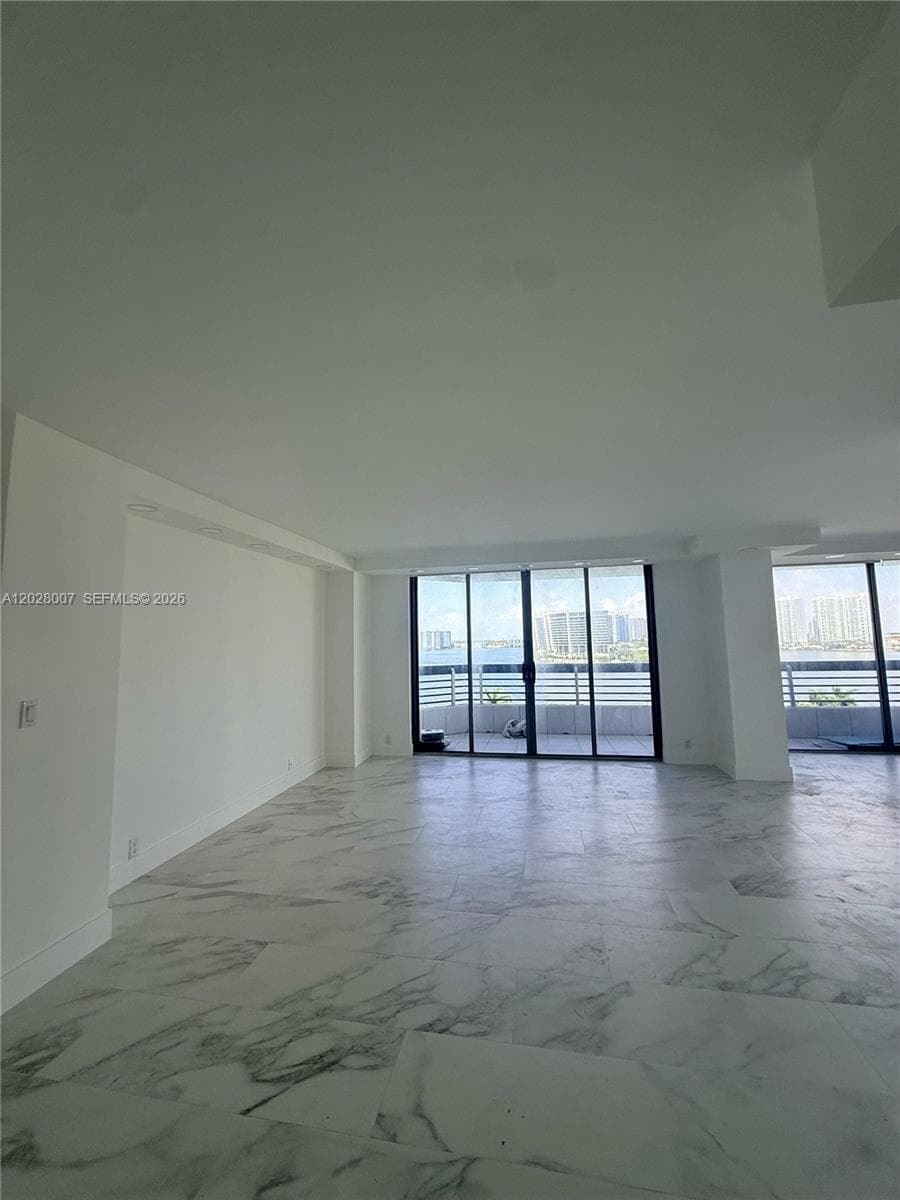 19101 NE 36th Ct 1005 photo 21