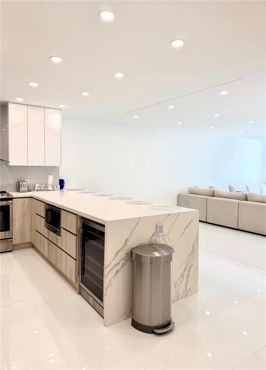 19390 Collins Ave 908 photo 2