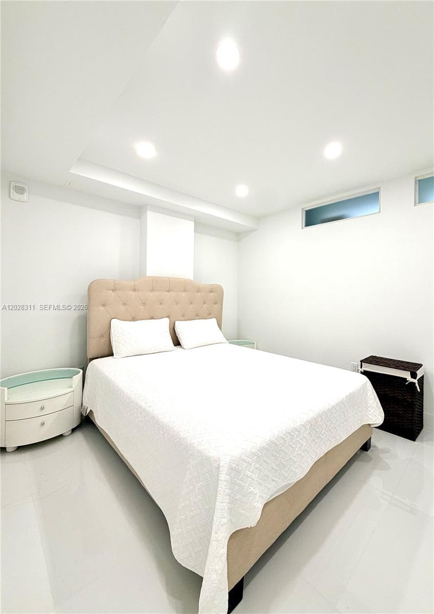 19390 Collins Ave 908 photo 22