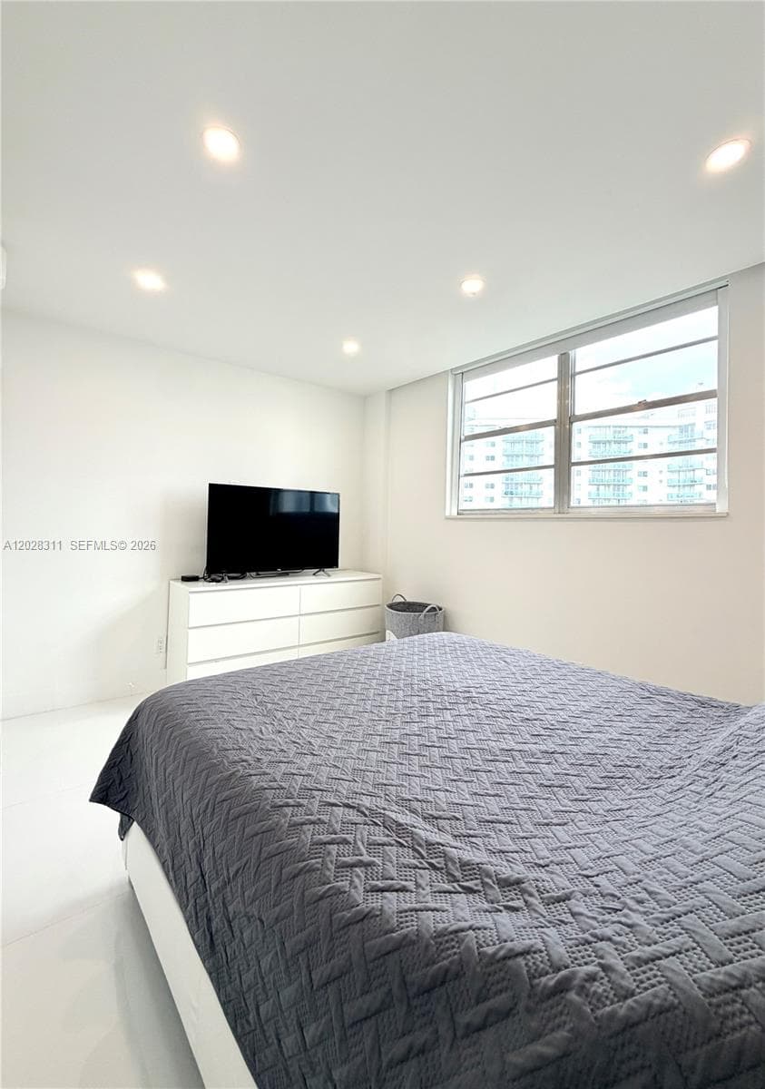 19390 Collins Ave 908 photo 18