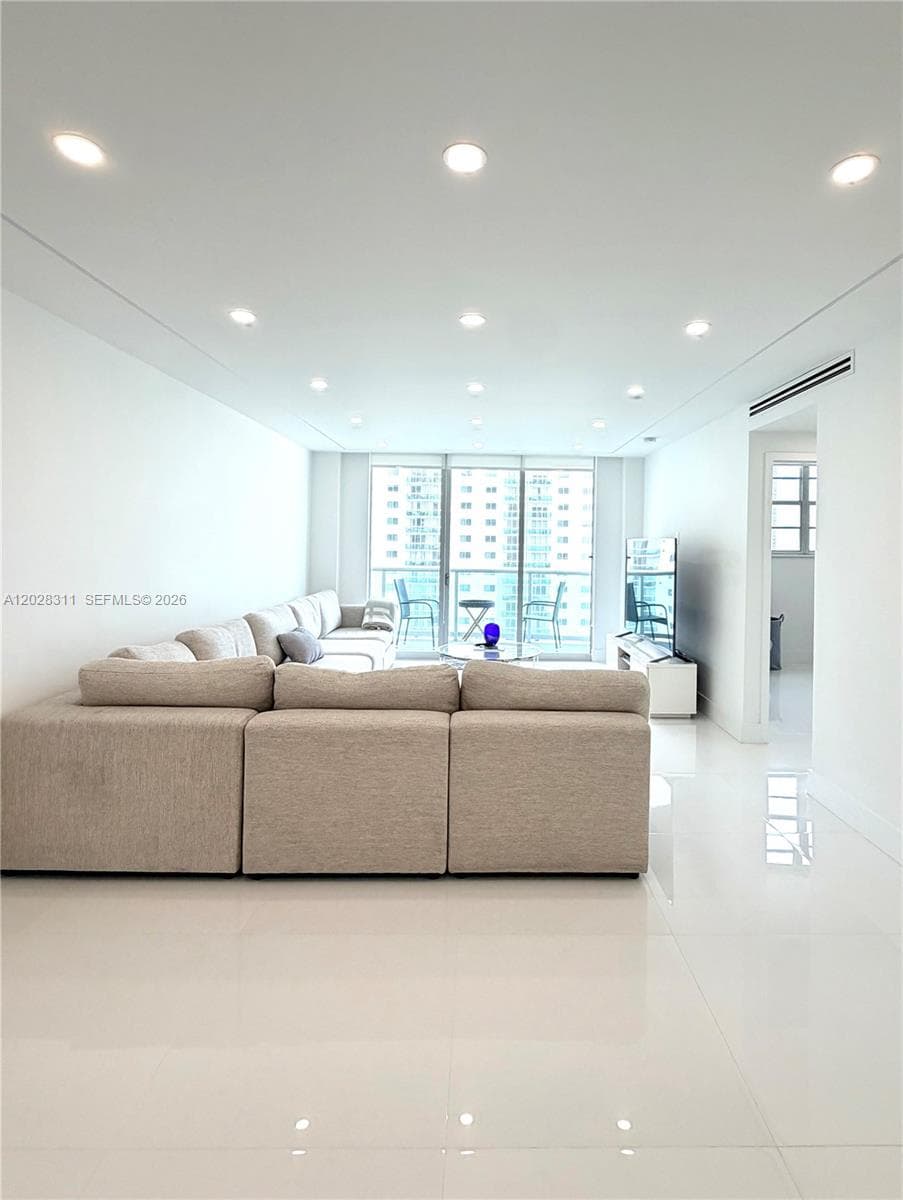 19390 Collins Ave 908 photo 8