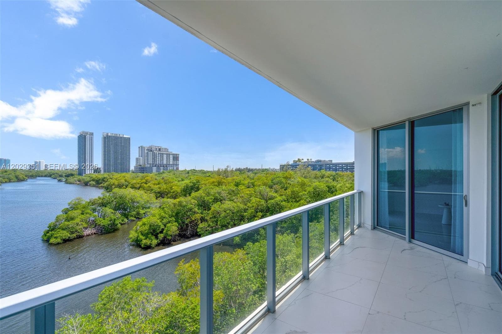 17111 BISCAYNE BL 506 photo 2