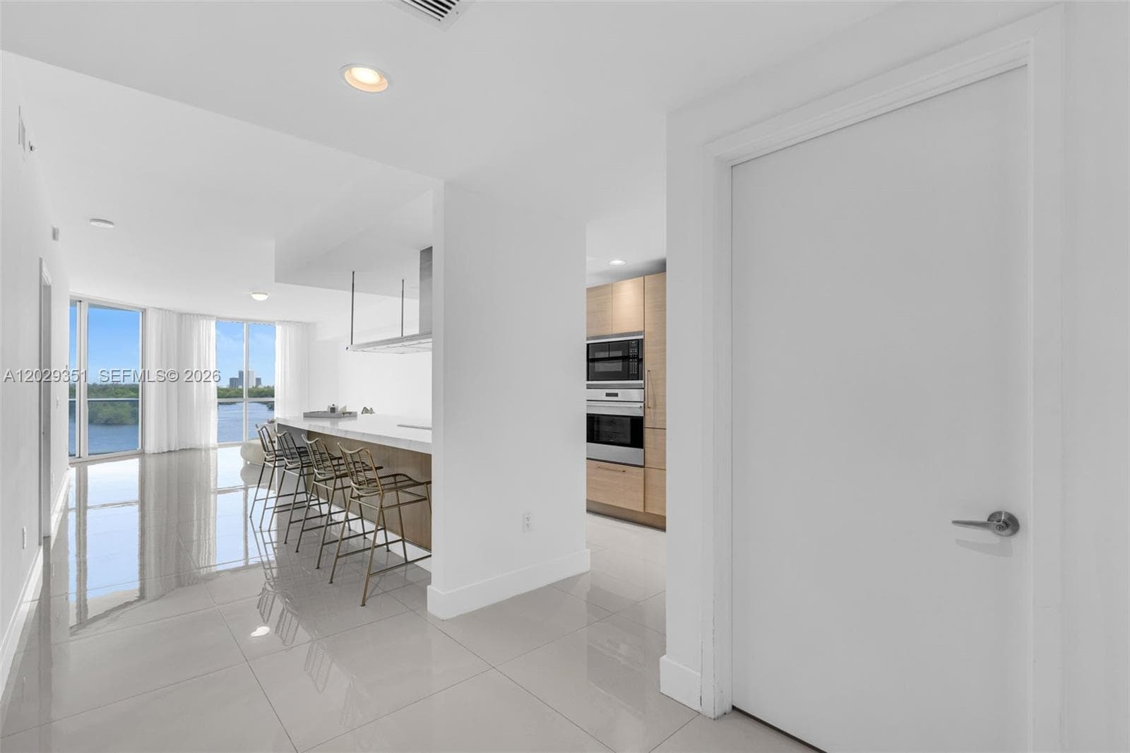 17111 BISCAYNE BL 506 photo 5