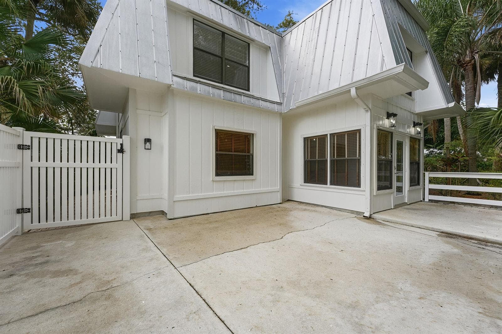 576 SW Rustic Circle photo 3