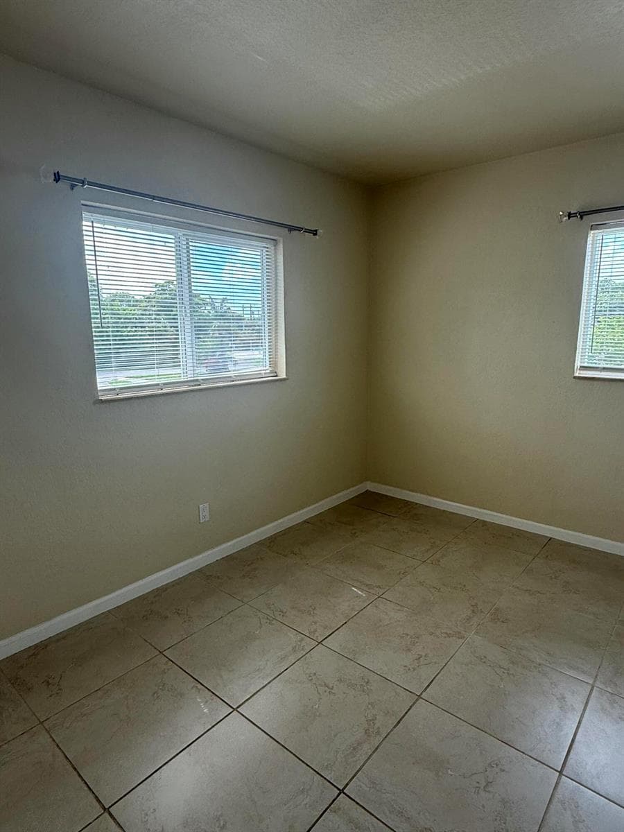 578 NE 20th Street 10e photo 9