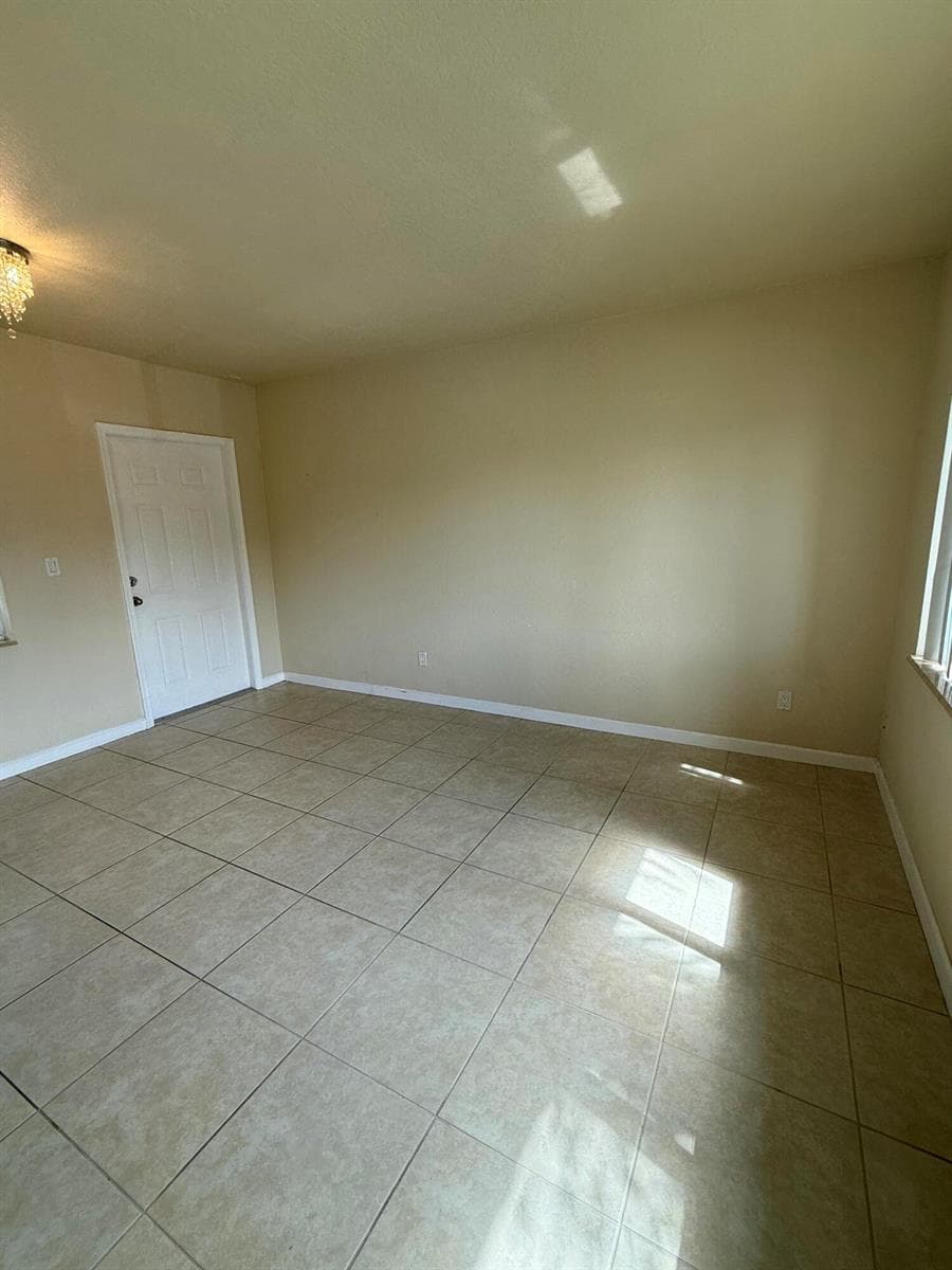 578 NE 20th Street 10e photo 8