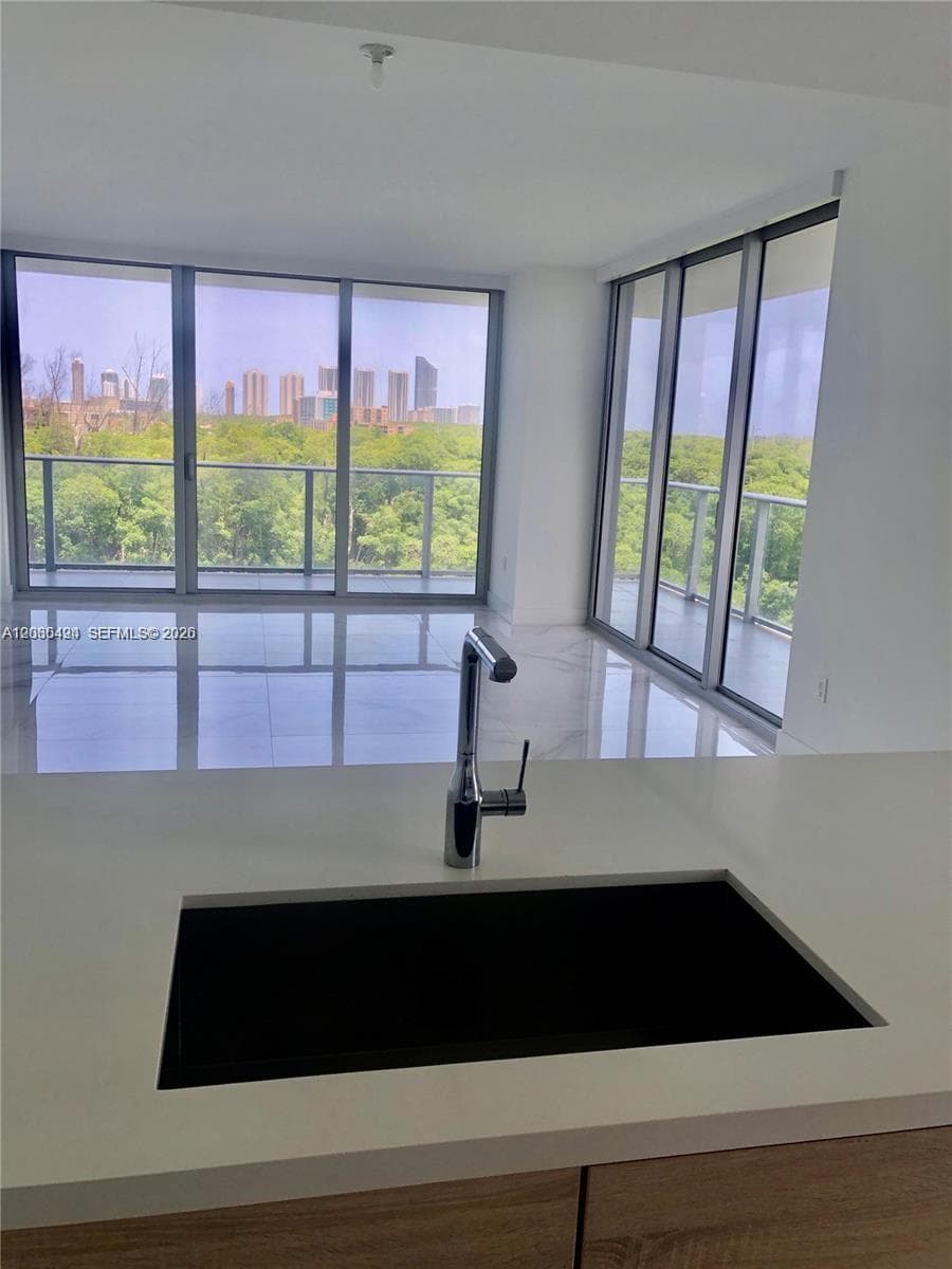 16385 Biscayne Blvd 621 photo 8