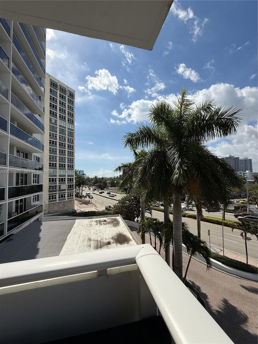 3140 S Ocean Dr 310 photo 1