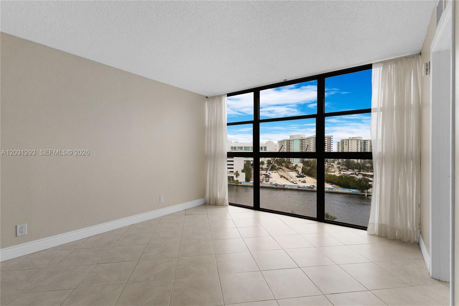 200 Leslie Dr 902 photo 3