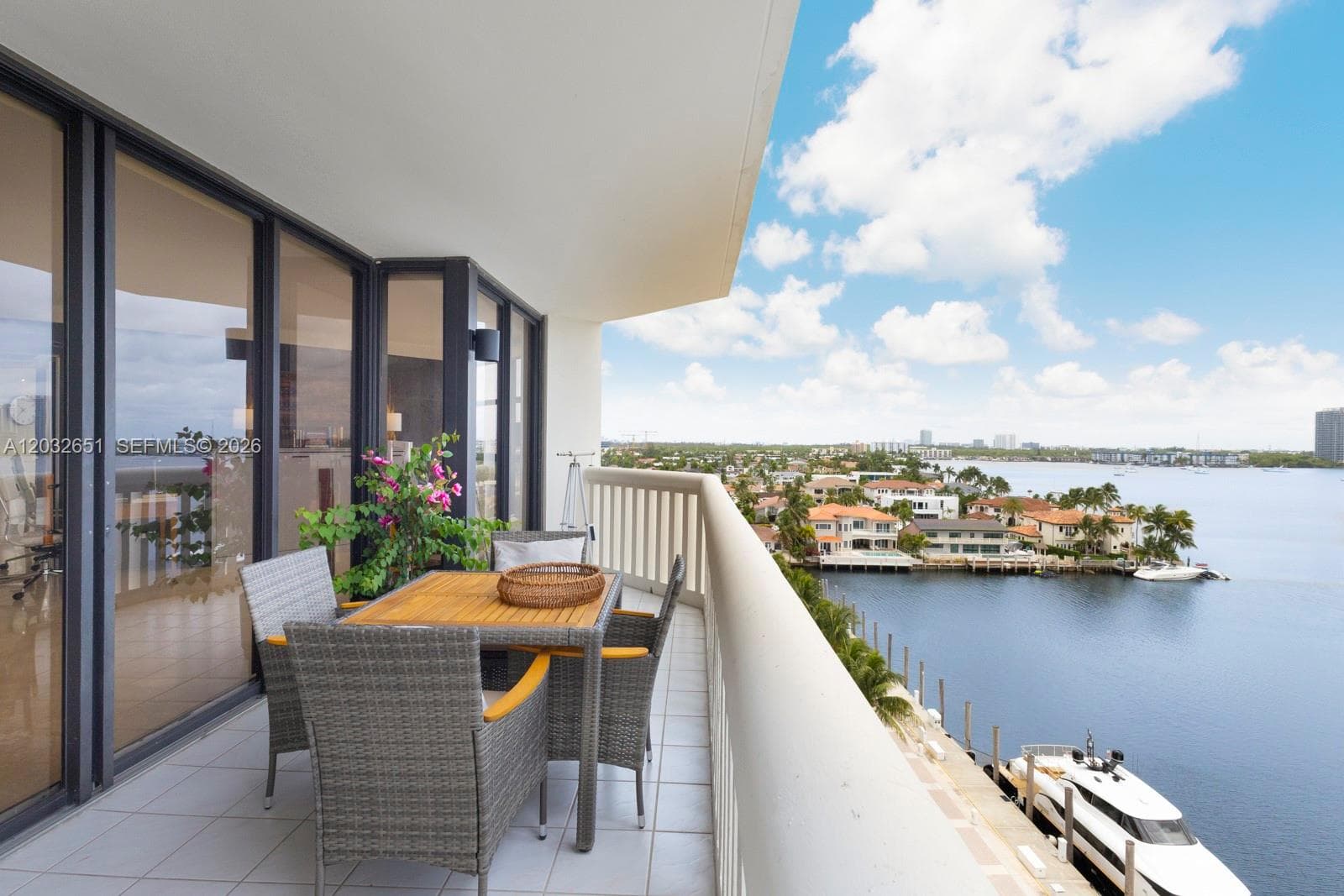 1000 W Island Blvd 911 photo 8