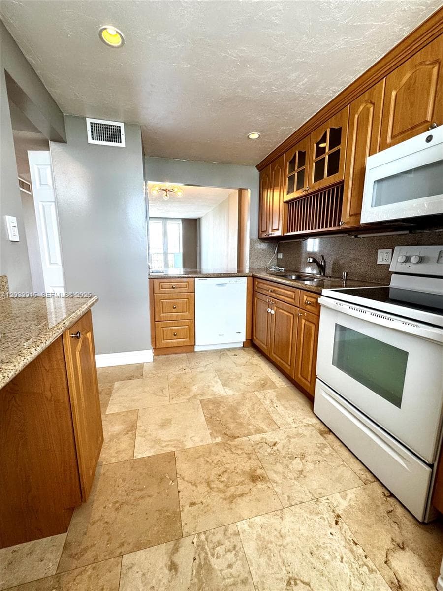 3545 NE 166th St 805 photo 2