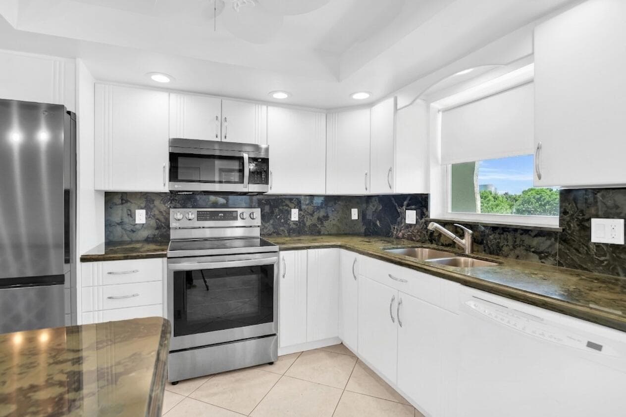 1850 S Ocean Boulevard 304 photo 3