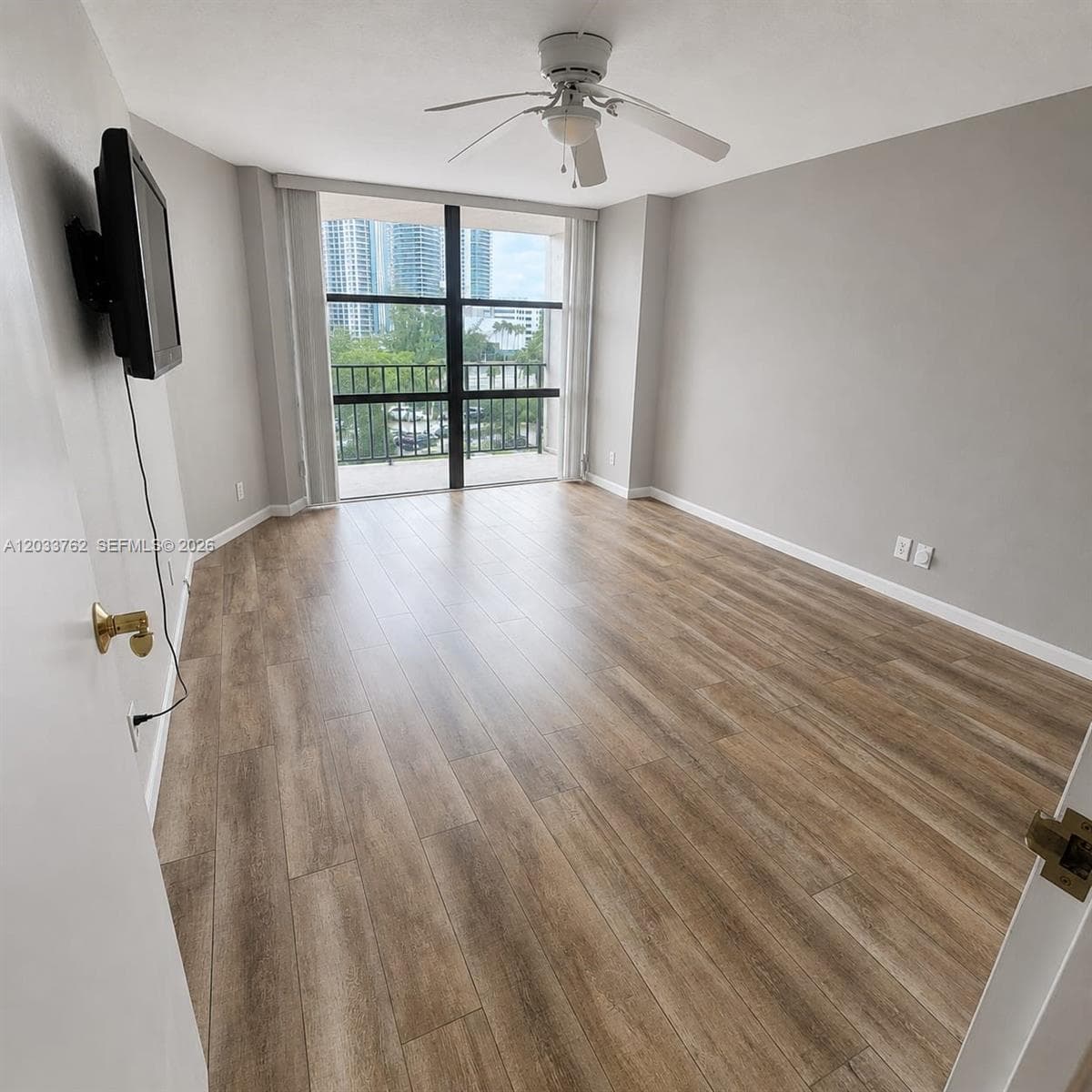 800 Parkview Dr 512 photo 18
