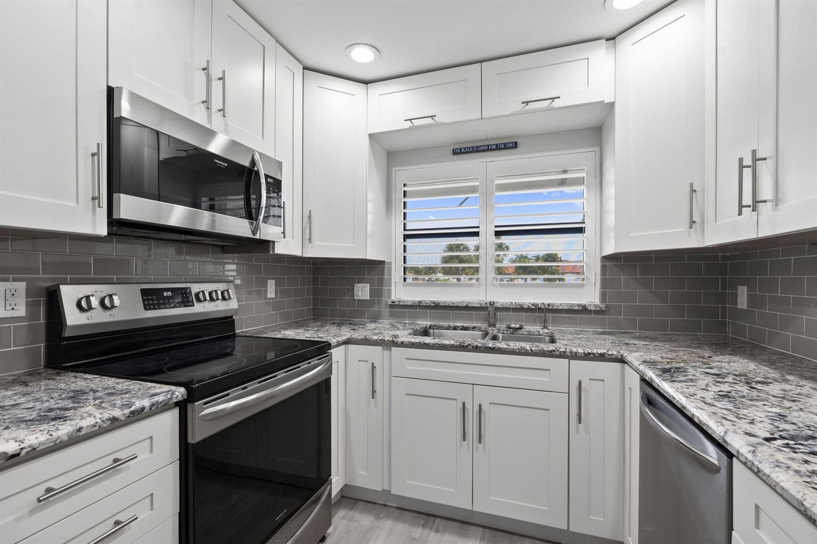 6102 SE Landing Way 14 photo 5