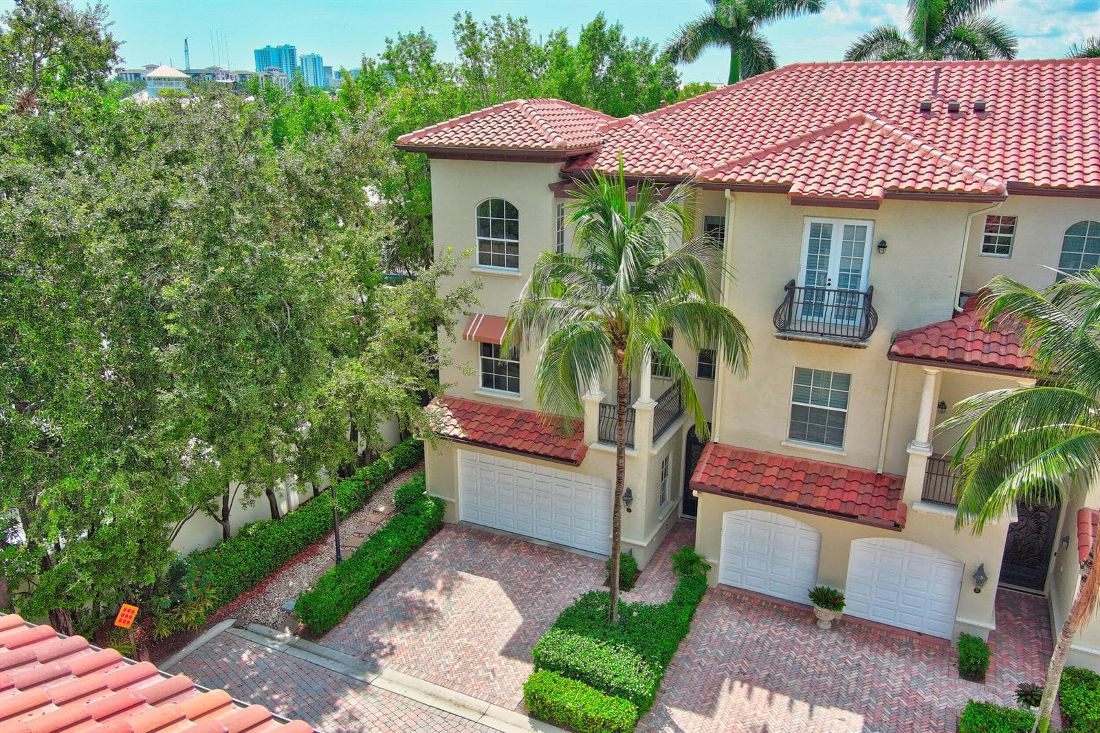 27 Marina Gardens Drive photo 2