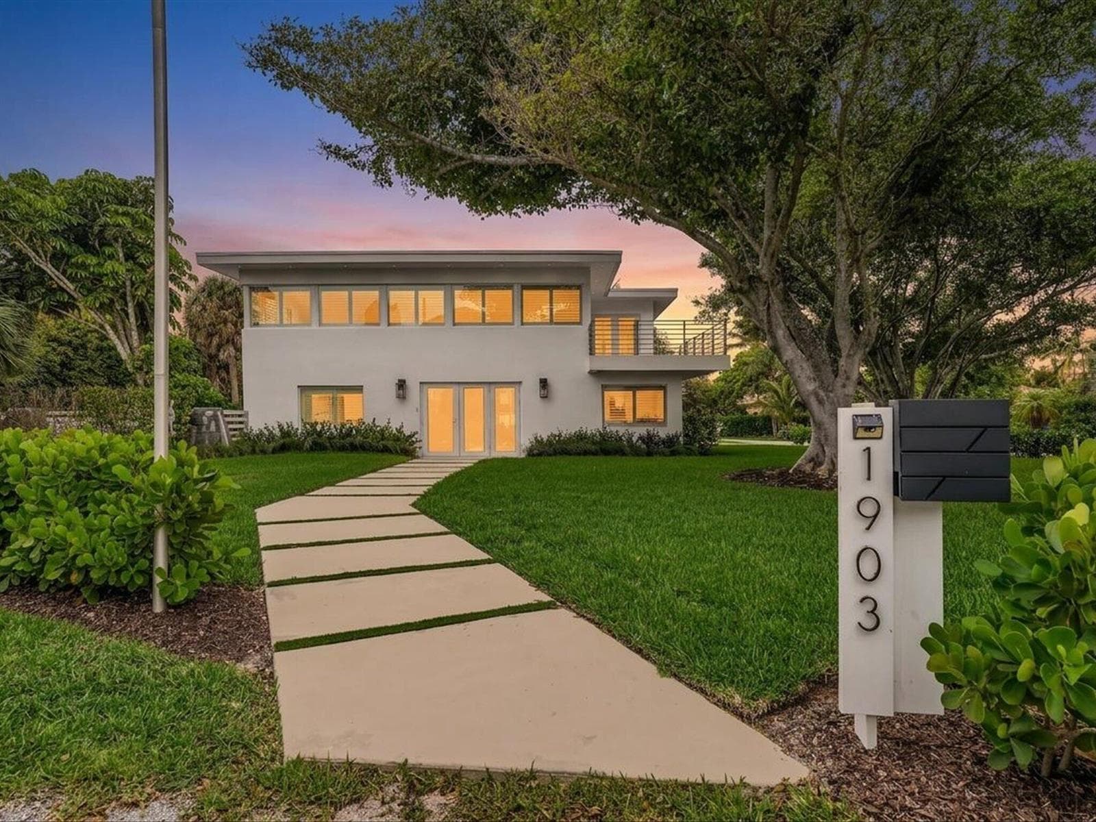 1903 Bay Drive photo 1