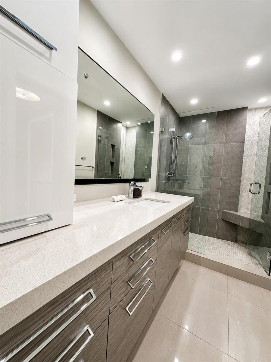 1201 S Riverside Drive 307 photo 6