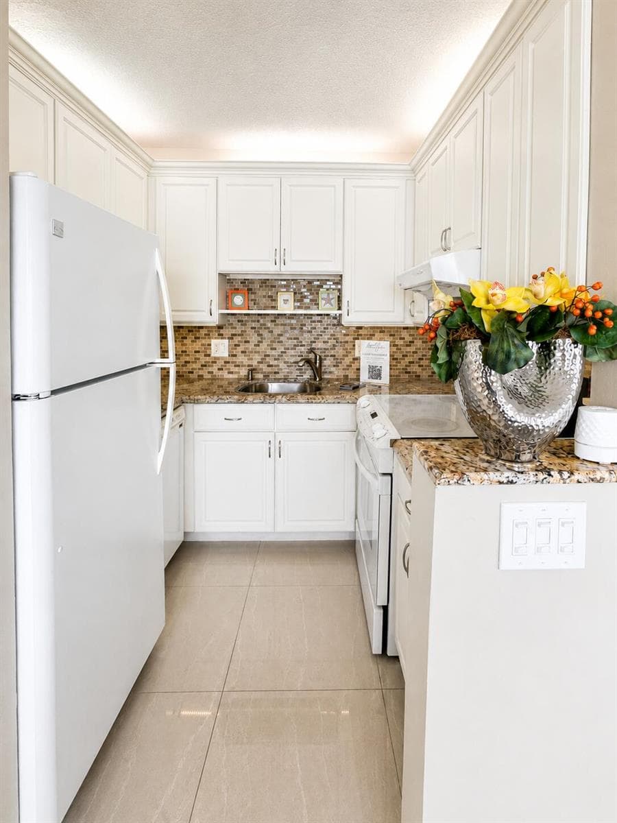 1201 S Riverside Drive 307 photo 4