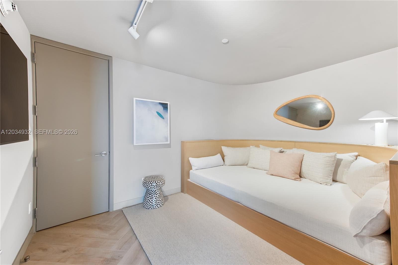 2201 Collins Ave 1019 photo 3