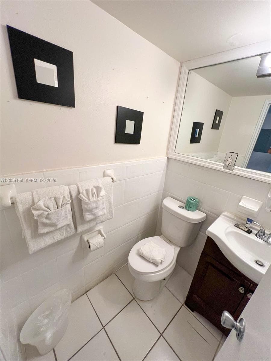 6345 Collins Ave 830 photo 3