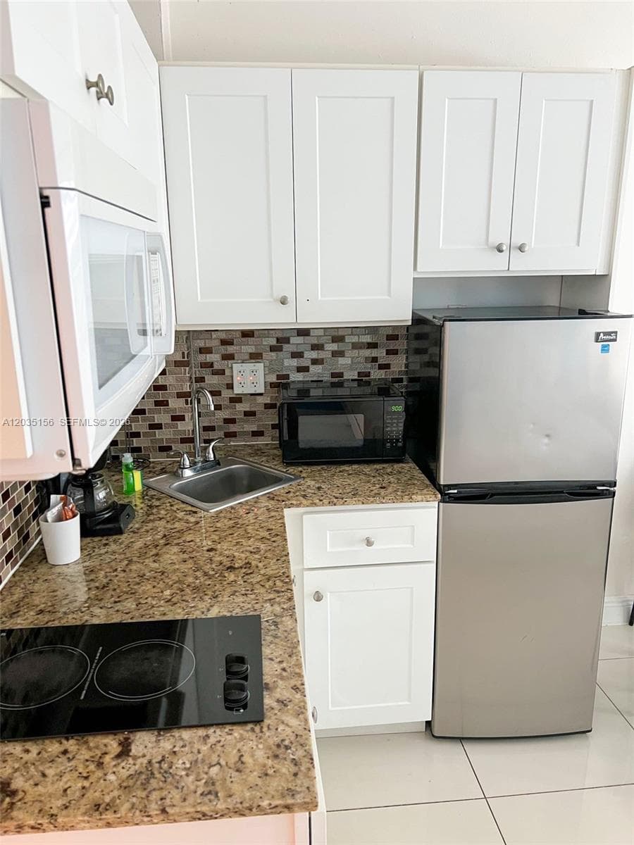 6345 Collins Ave 830 photo 4