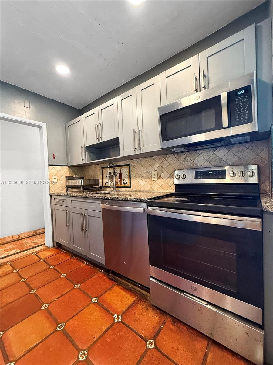 3390 SW 75th Ave B photo 6