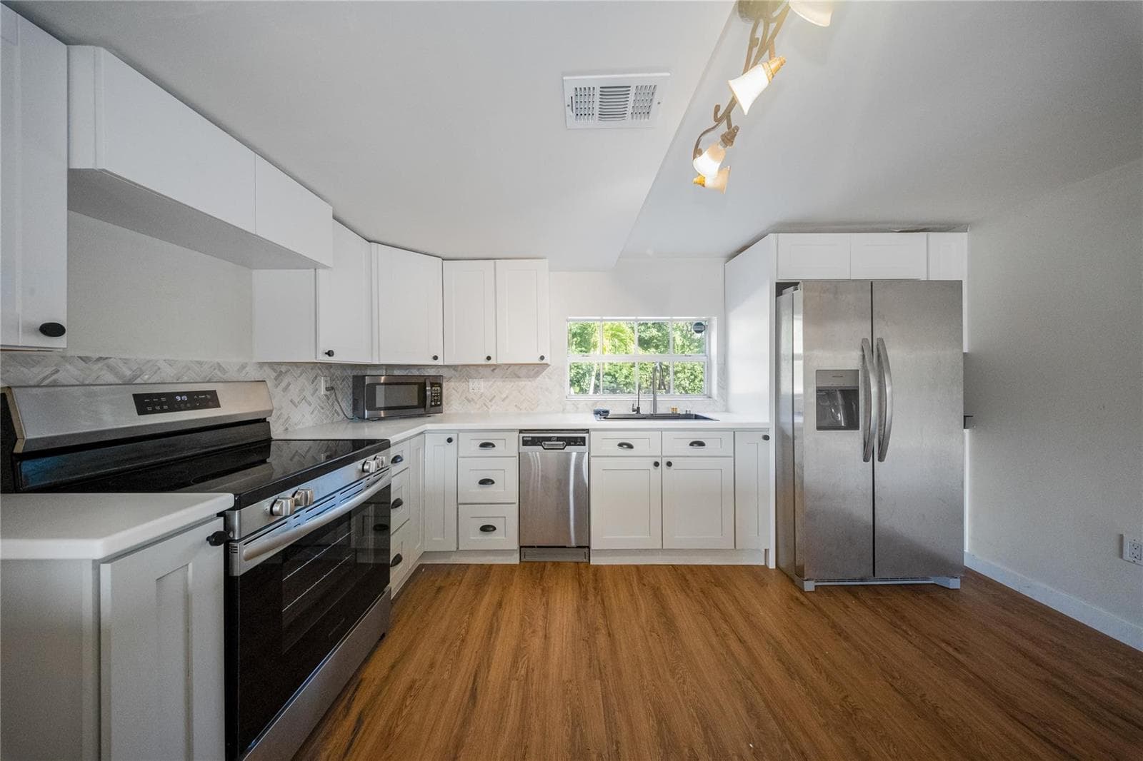 133 Valois Boulevard photo 3