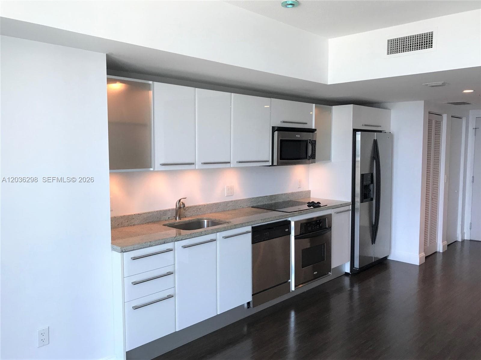 185 SW 7th St 3806 photo 2