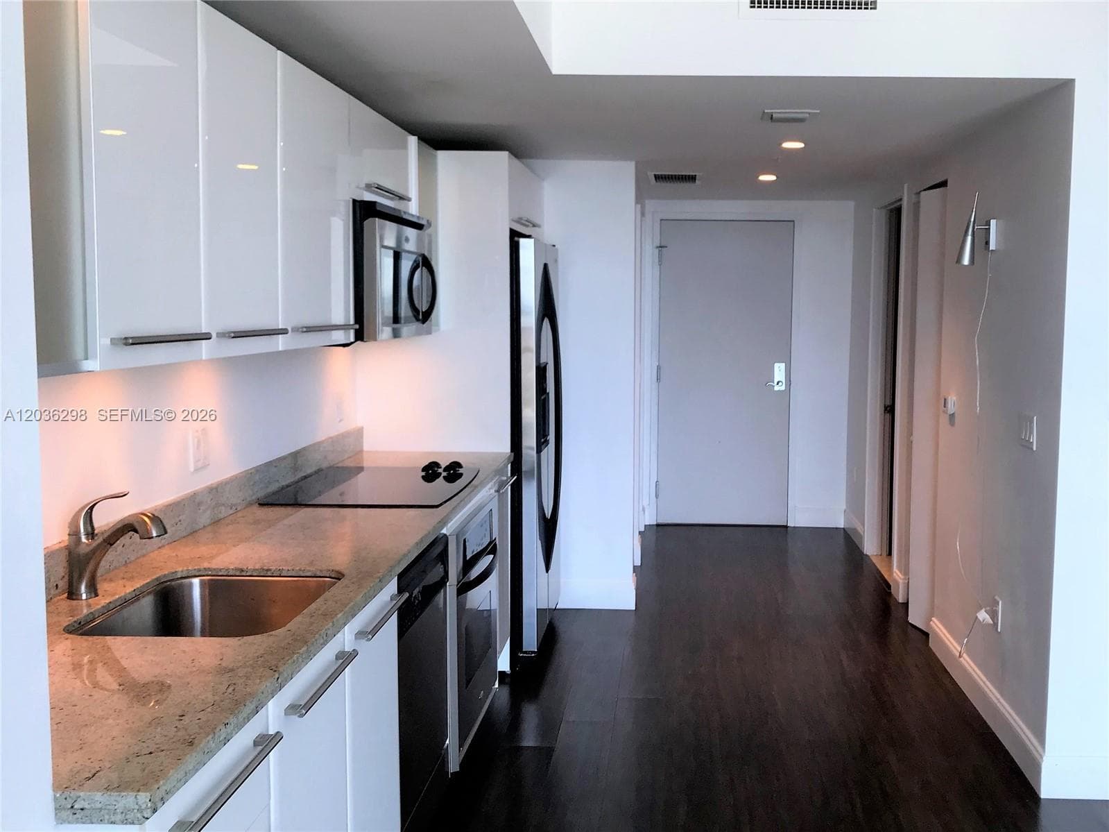 185 SW 7th St 3806 photo 3