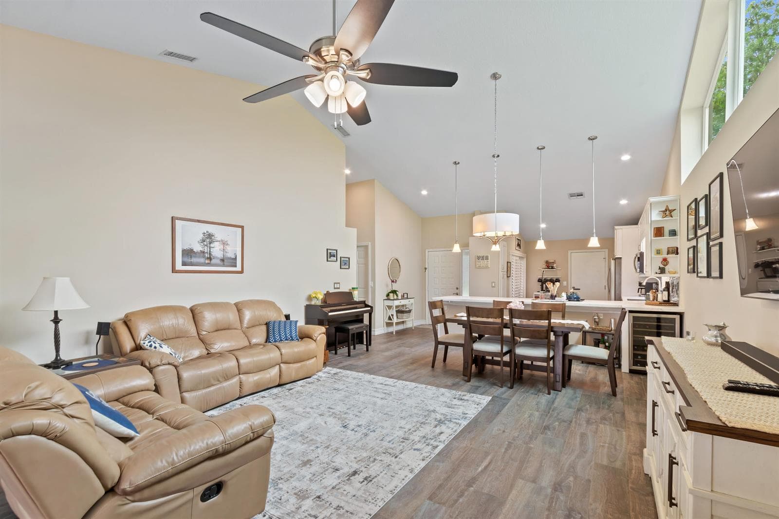 1401 Mahogany Place photo 3