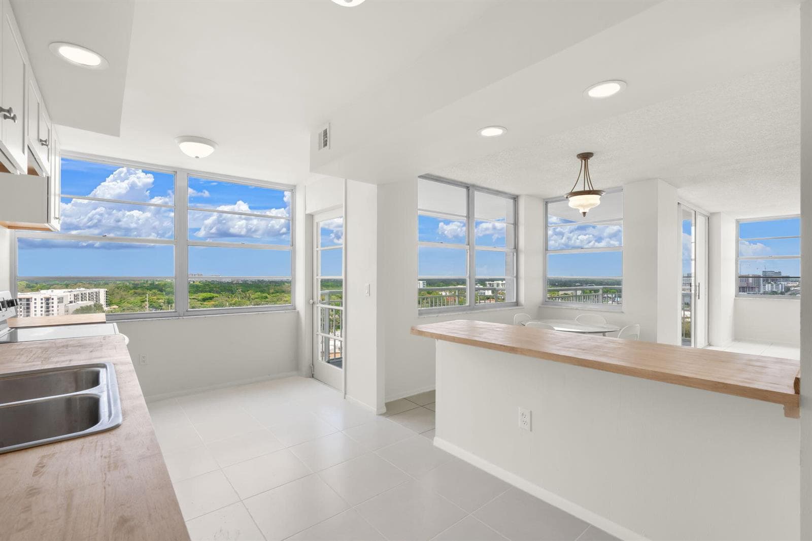 18011 Biscayne Boulevard 1704-1 photo 1