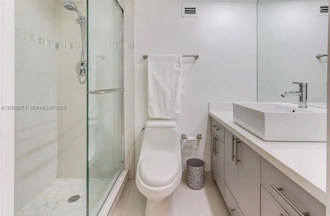 6039 Collins Ave 401 photo 2