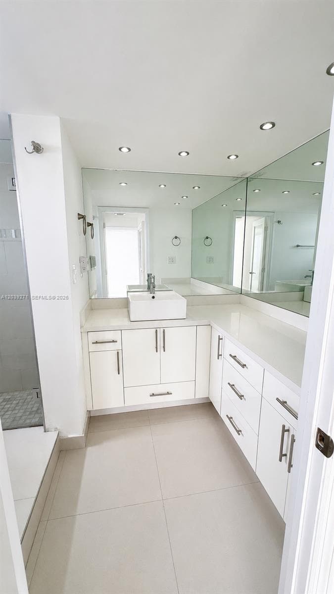 6039 Collins Ave 401 photo 4
