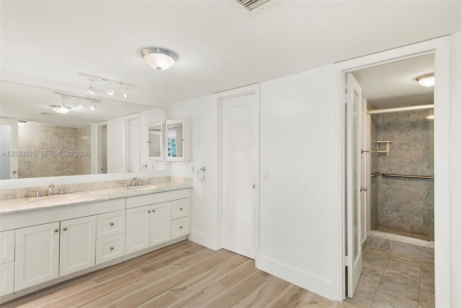 600 Grapetree Dr 7ES photo 17