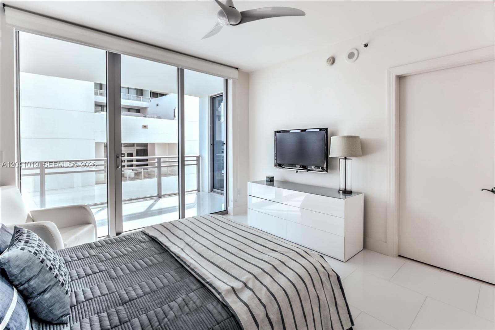 3535 S OCEAN DR 705 photo 18