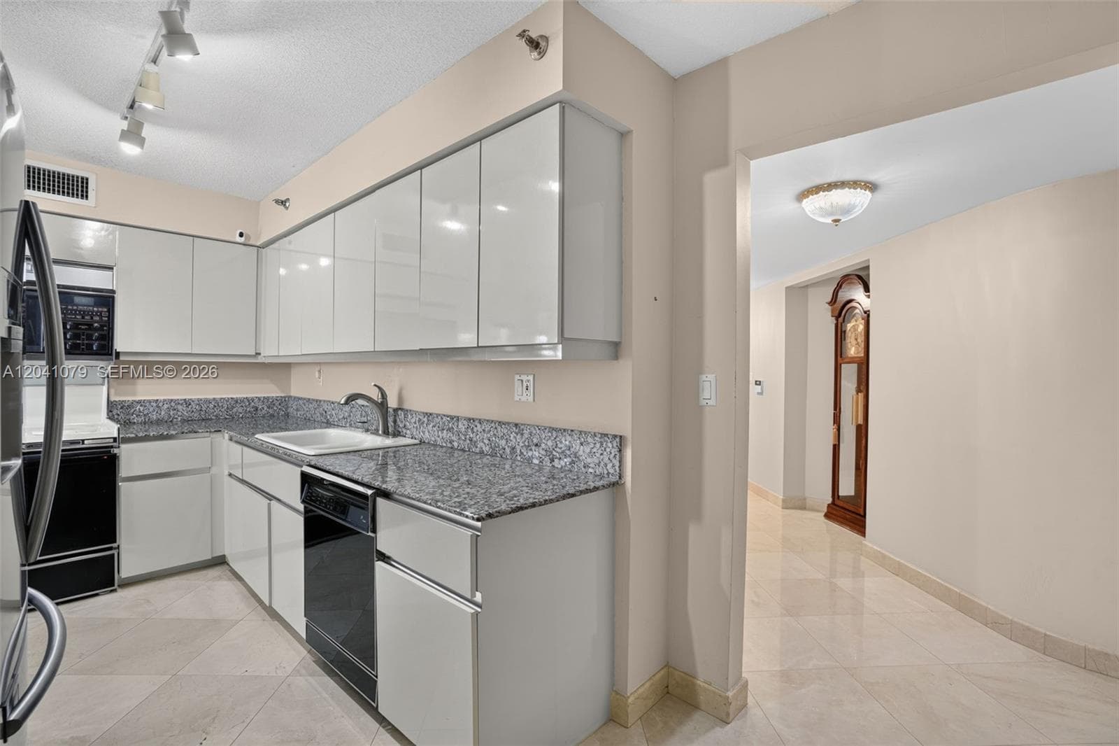 5757 Collins Ave 405 photo 12