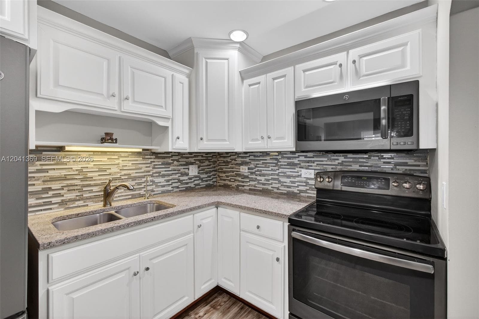 111 Shore Ct 205 photo 21