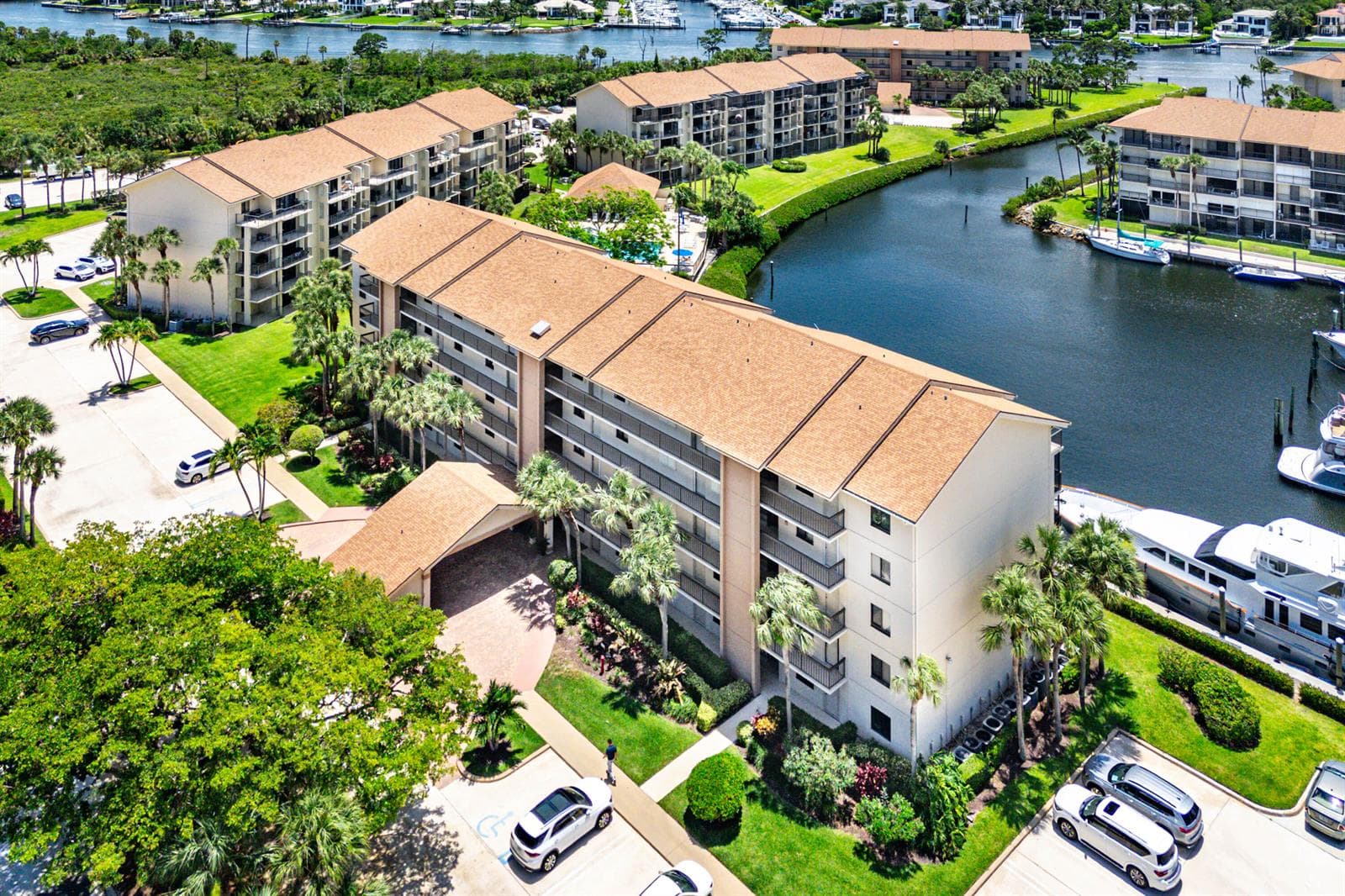 1301 Seafarer Circle 403 photo 2