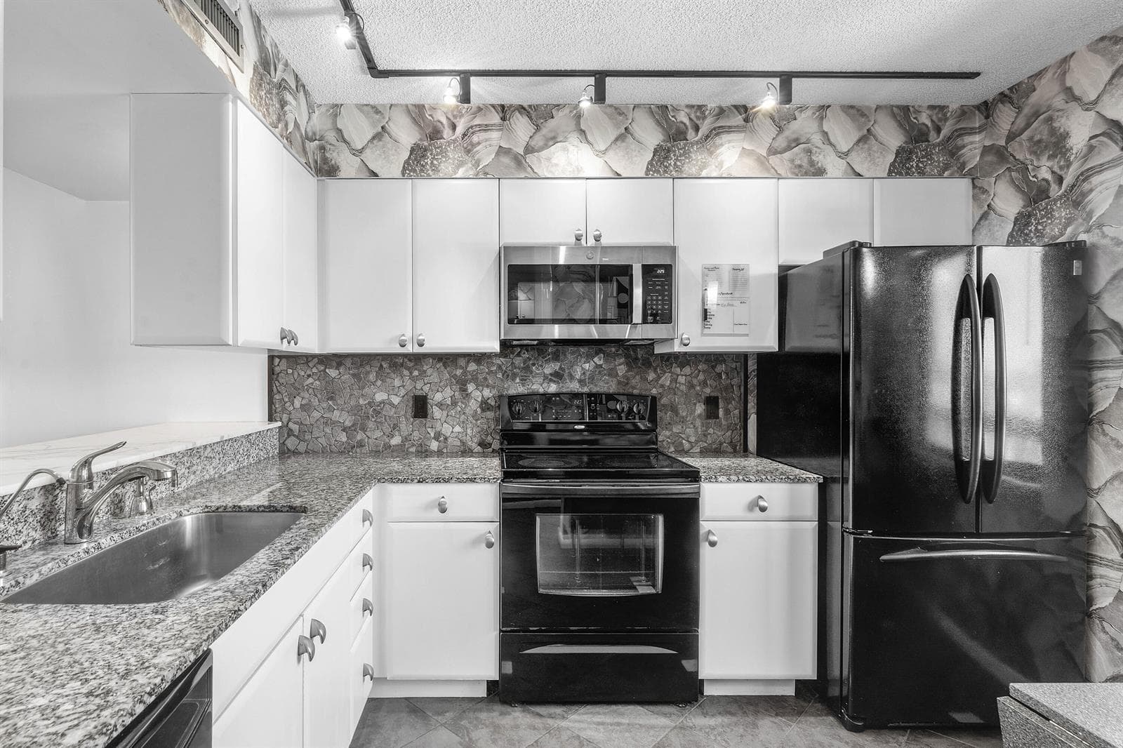 1301 Seafarer Circle 403 photo 9