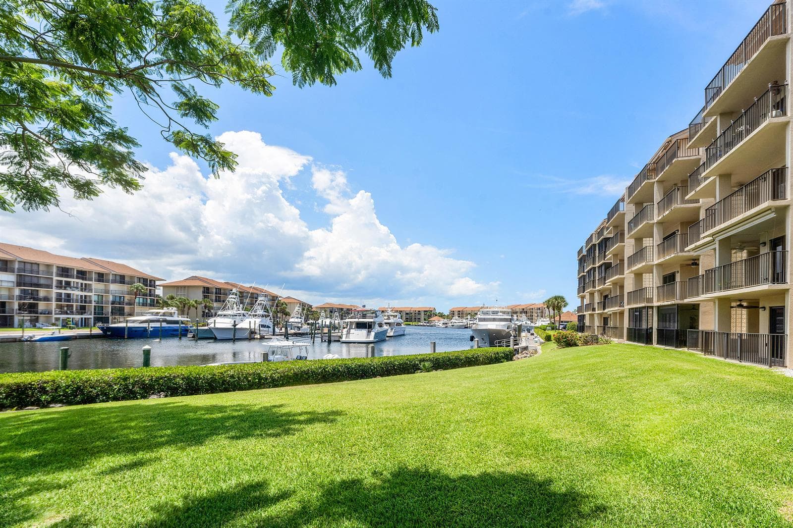 1301 Seafarer Circle 403 photo 4