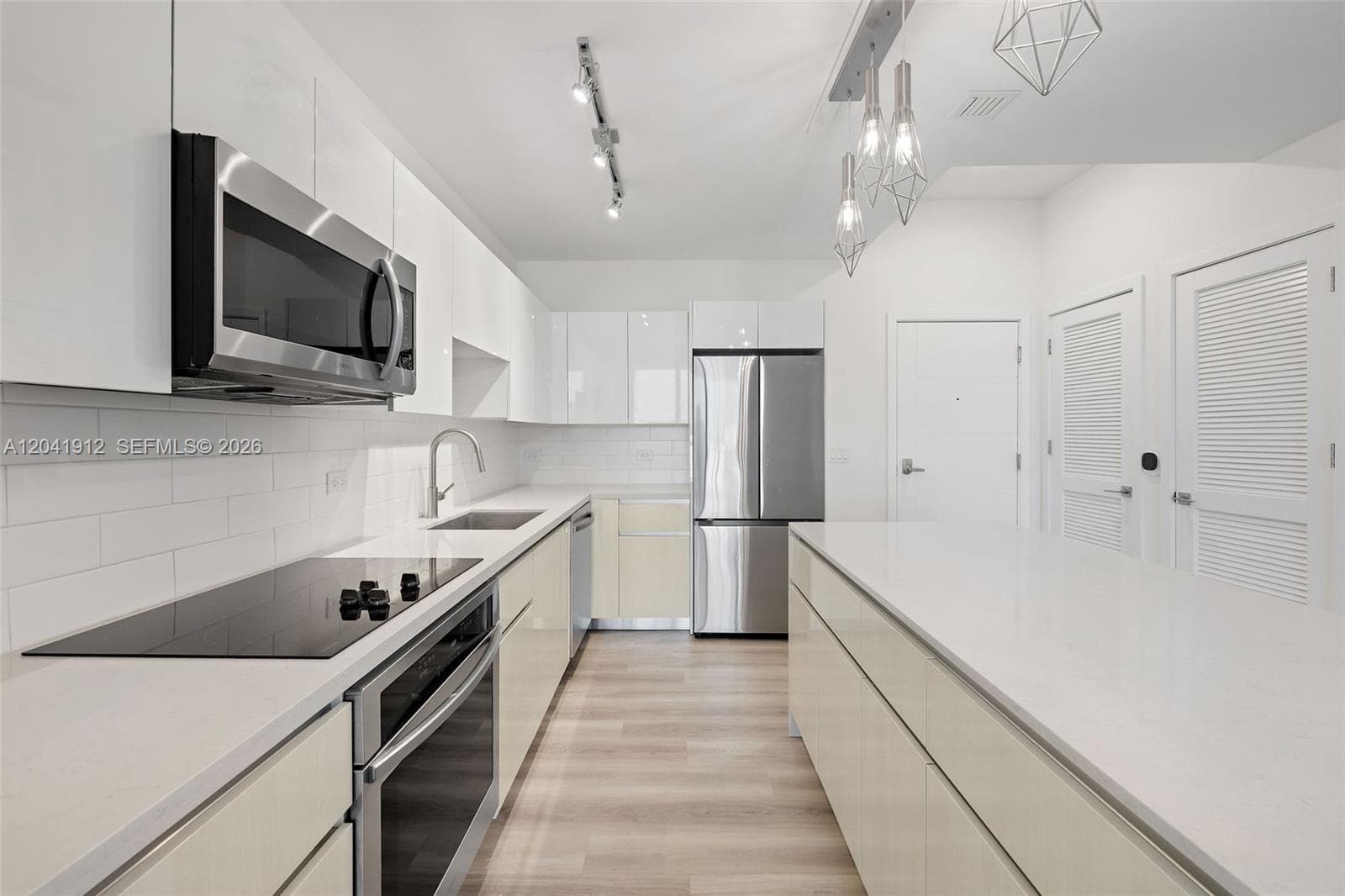101 Diplomat Pkwy 2104 photo 2