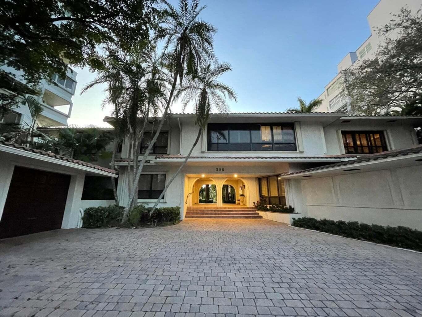 325 Sunset Drive A photo 1