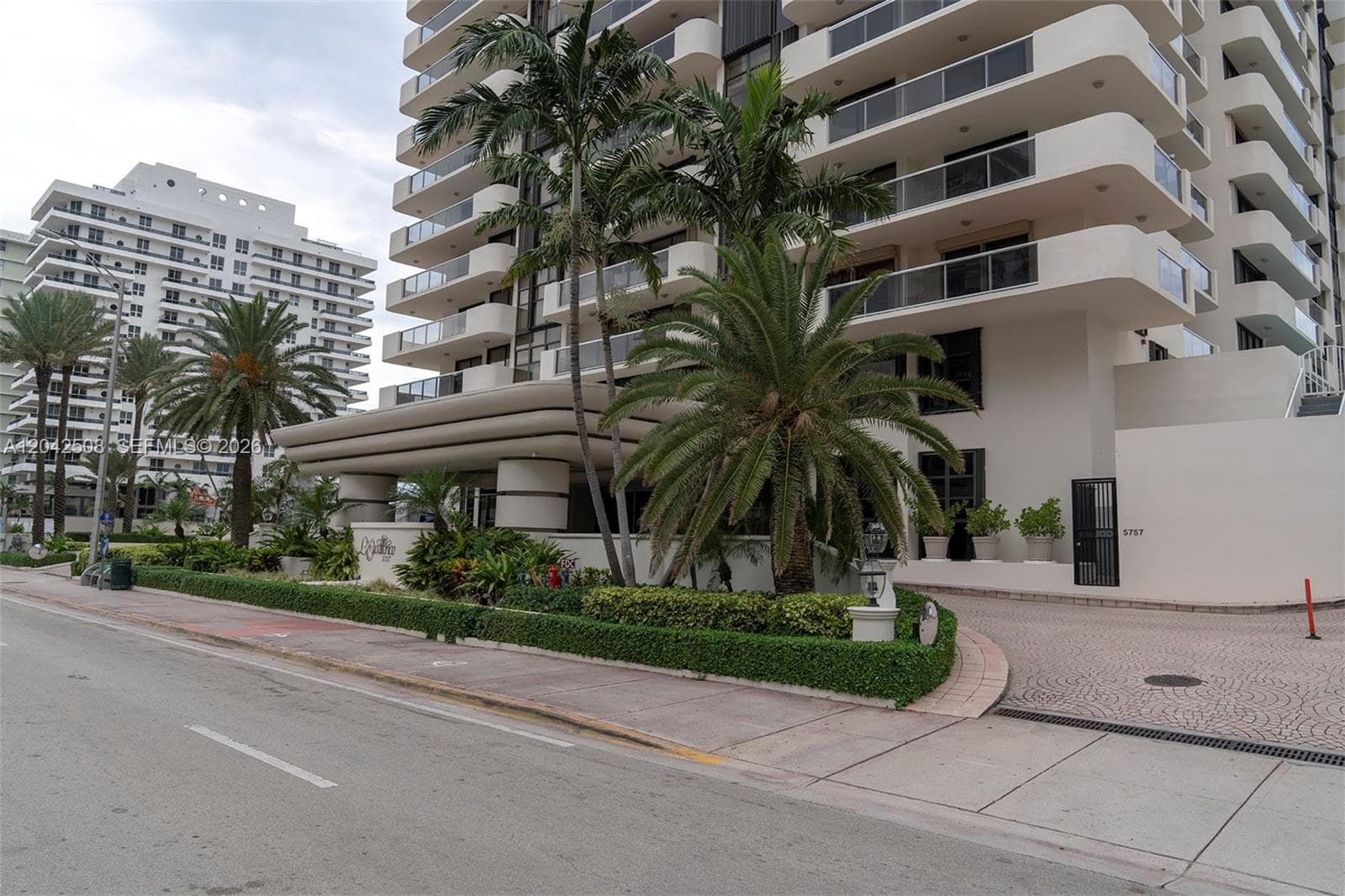 5757 Collins Ave 1604 photo 4