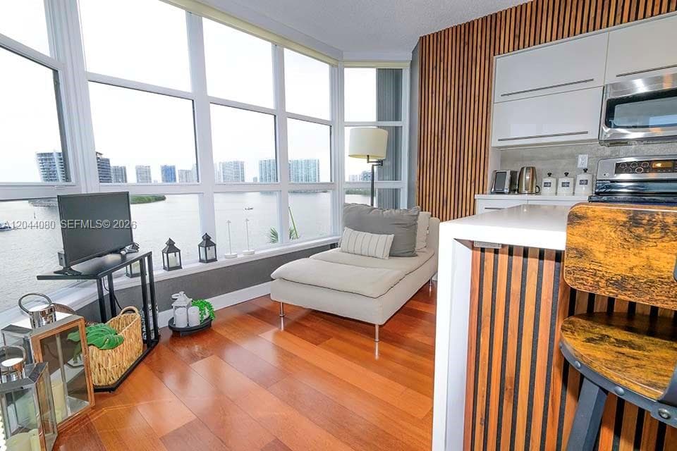 3600 Mystic Pointe Dr 718 photo 3
