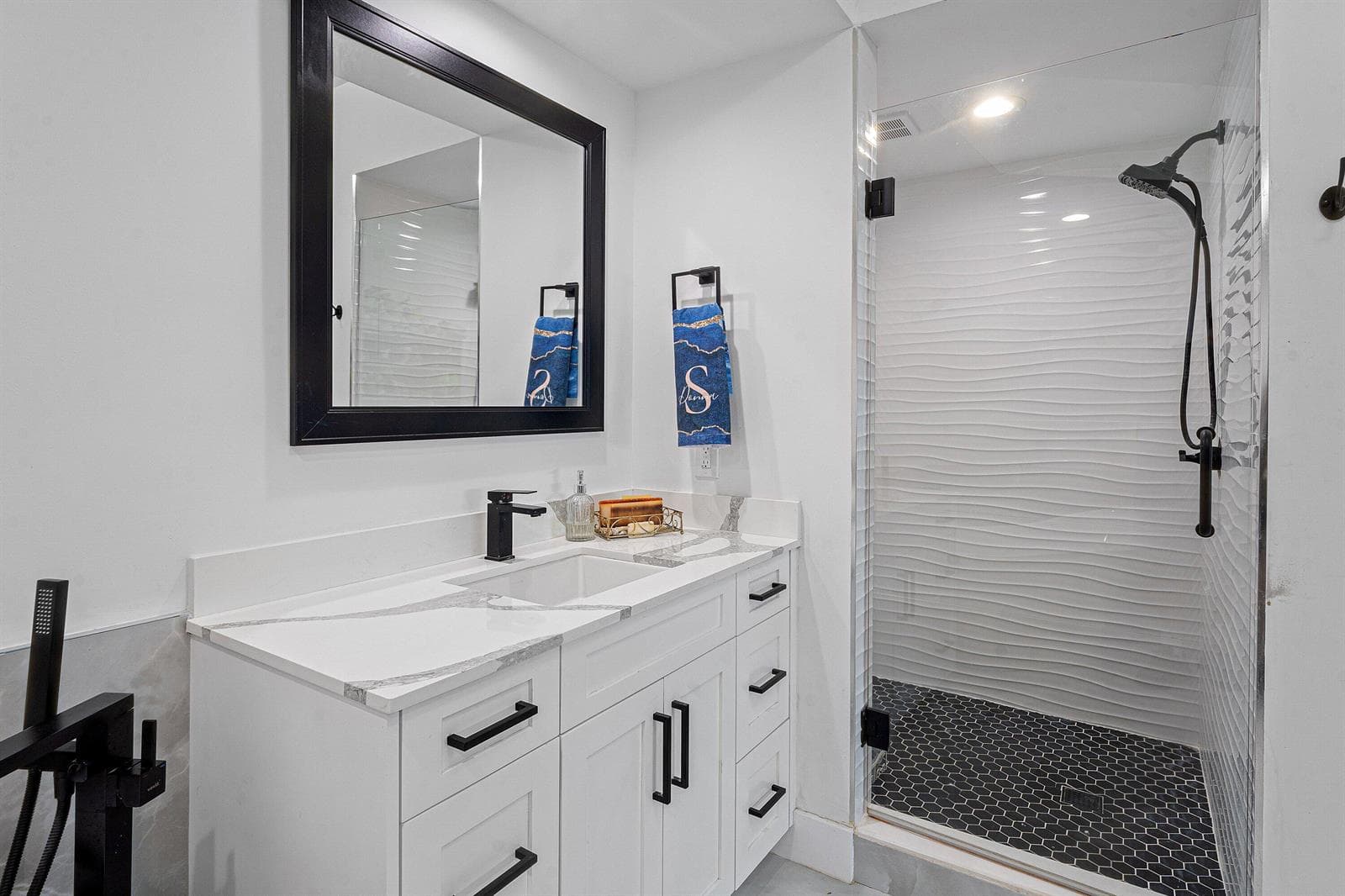 2640 Lake Shore Drive 2112 photo 17