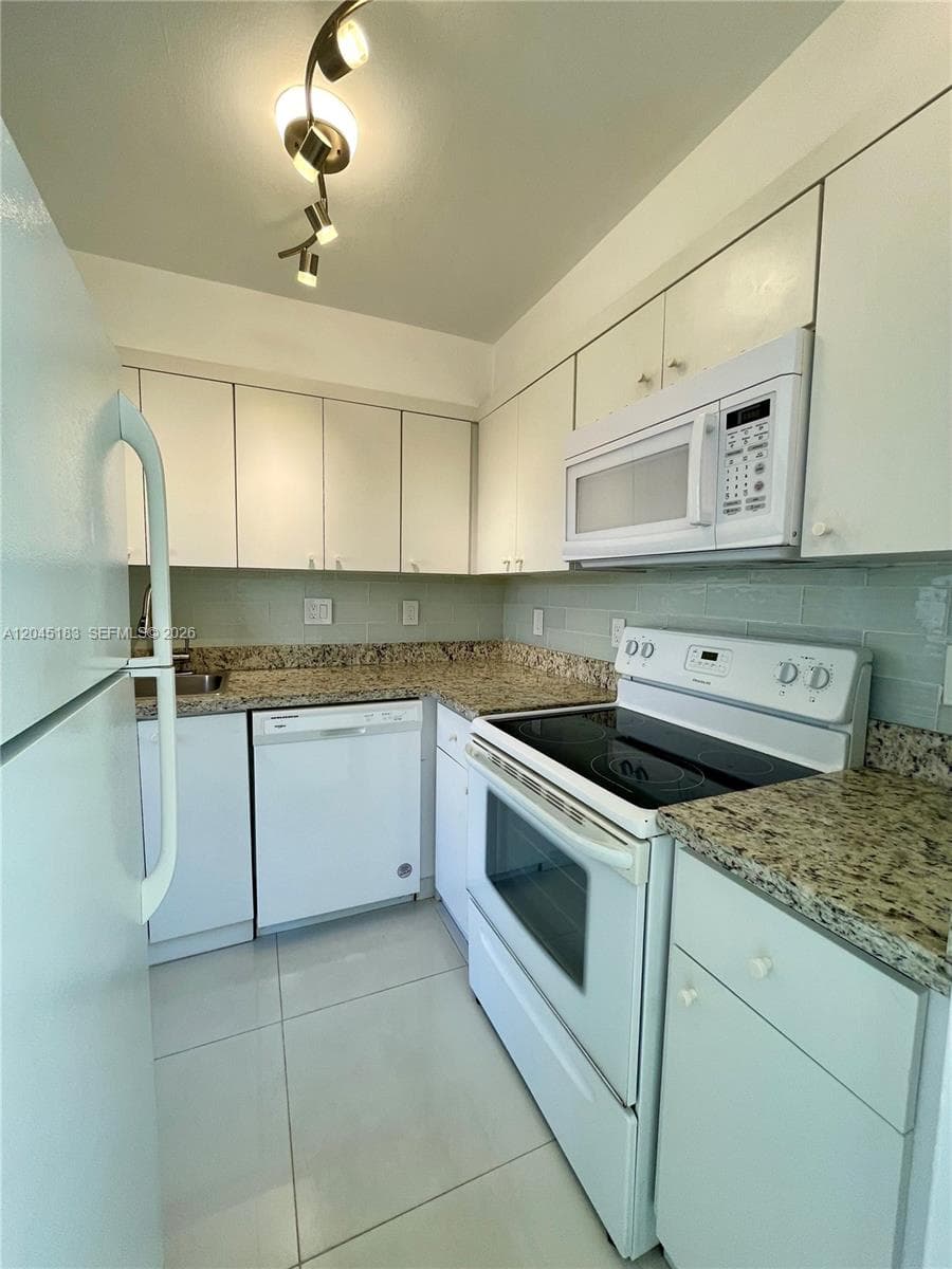 220 Kings Point Dr 502 photo 13